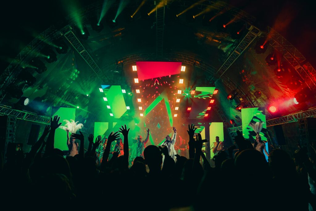 Mastering the First Impression: Your intriguing post title goes here Exciting live concert with vibrant lights and an enthusiastic crowd in the Dominican Republic.